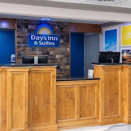 Days Inn & Suites By Wyndham Commerce Exterior photo
