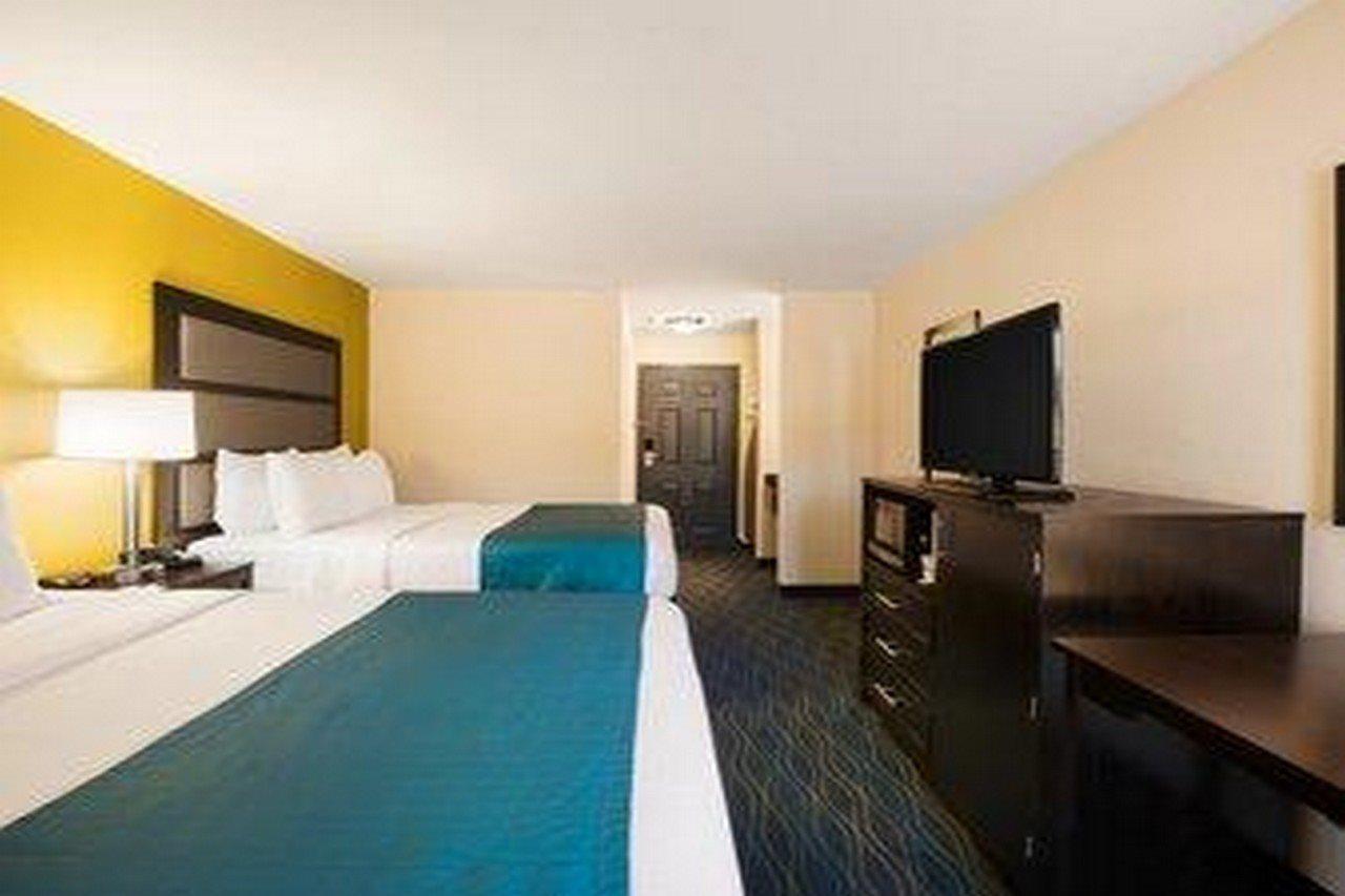 Days Inn & Suites By Wyndham Commerce Exterior photo