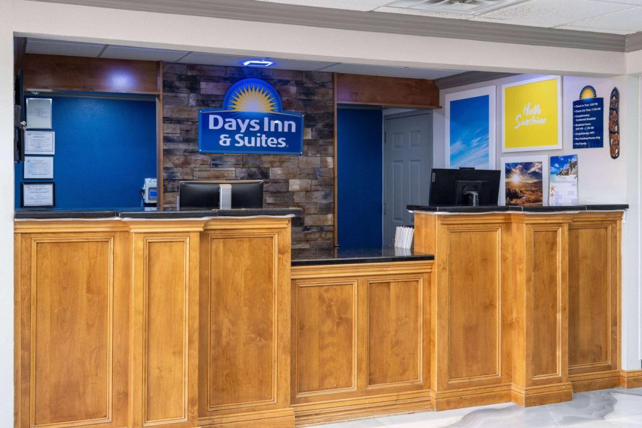 Days Inn & Suites By Wyndham Commerce Exterior photo
