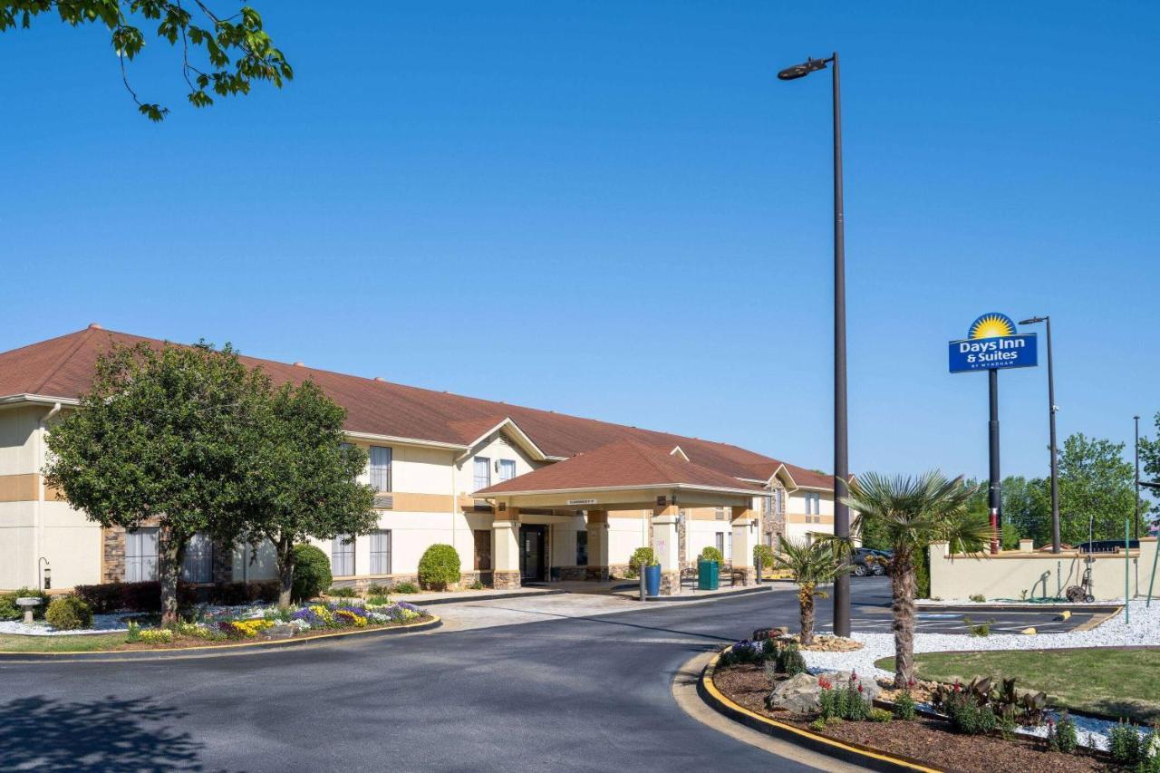 Days Inn & Suites By Wyndham Commerce Exterior photo