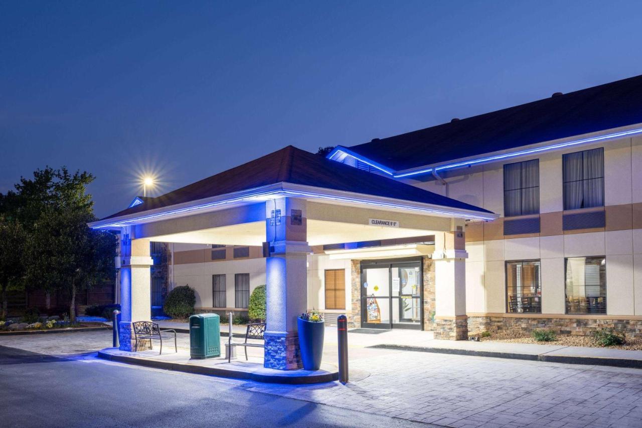 Days Inn & Suites By Wyndham Commerce Exterior photo