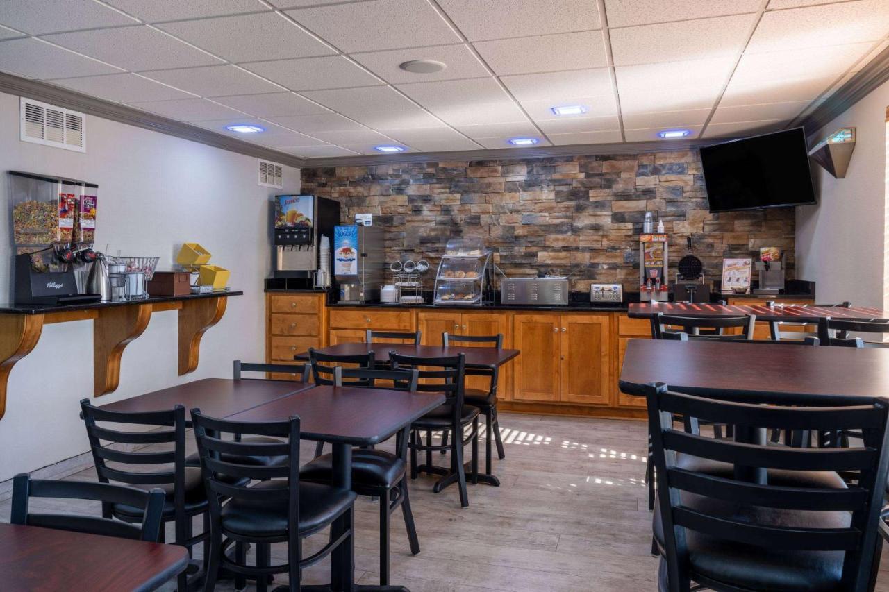 Days Inn & Suites By Wyndham Commerce Exterior photo