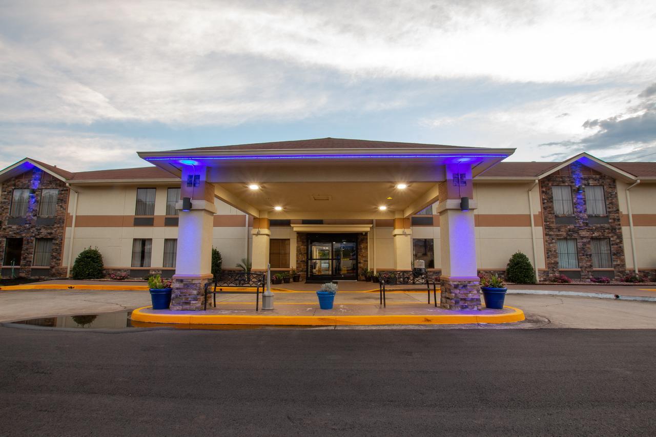Days Inn & Suites By Wyndham Commerce Exterior photo
